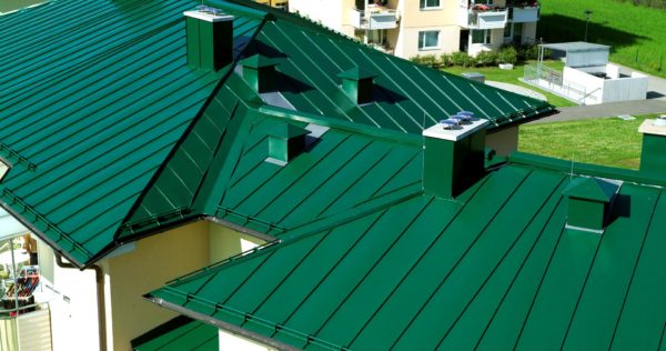 Металлическая крыша многоквартирного дома