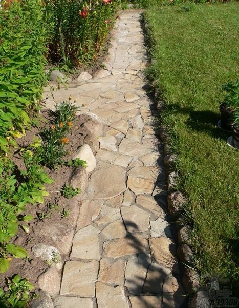 Садовая дорожка из натурального камня уложенного поверх бетонного основания