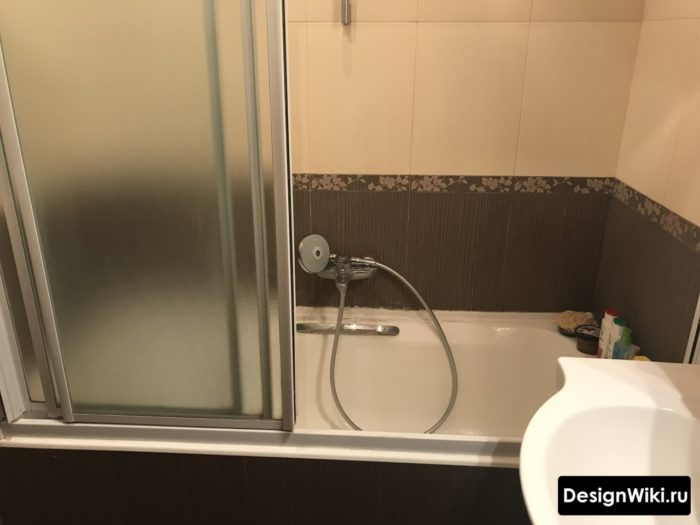 Раздвижная стеклянная штора в ванной в хрущевке