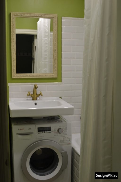 Сочетание белого и зелёного цвета в ванной в хрущевке