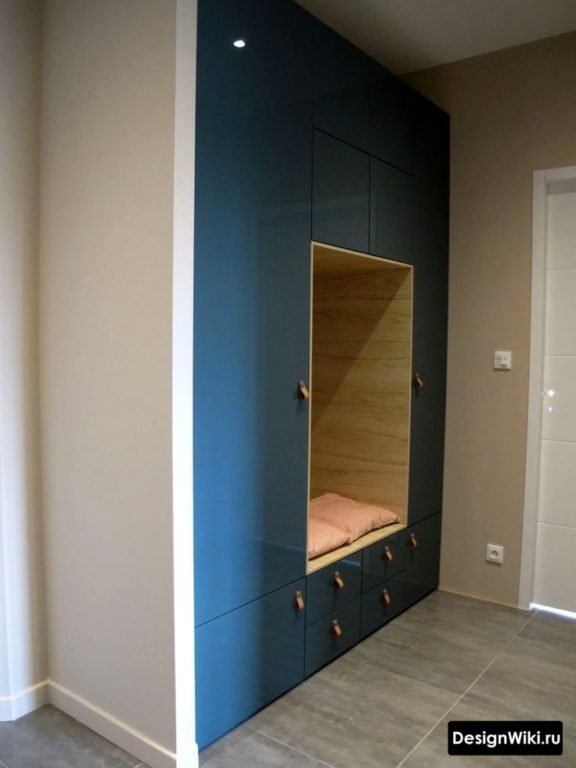 Заказной синий шкаф от пола до потолка в прихожей с открытой секцией для сидения