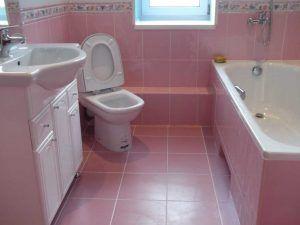 Фото: красивый интерьер совмещенной ванной и туалета