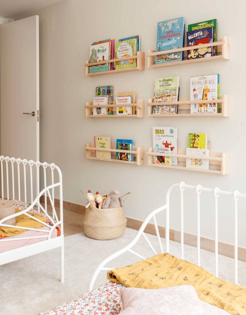 Стена для книжных полок в детской